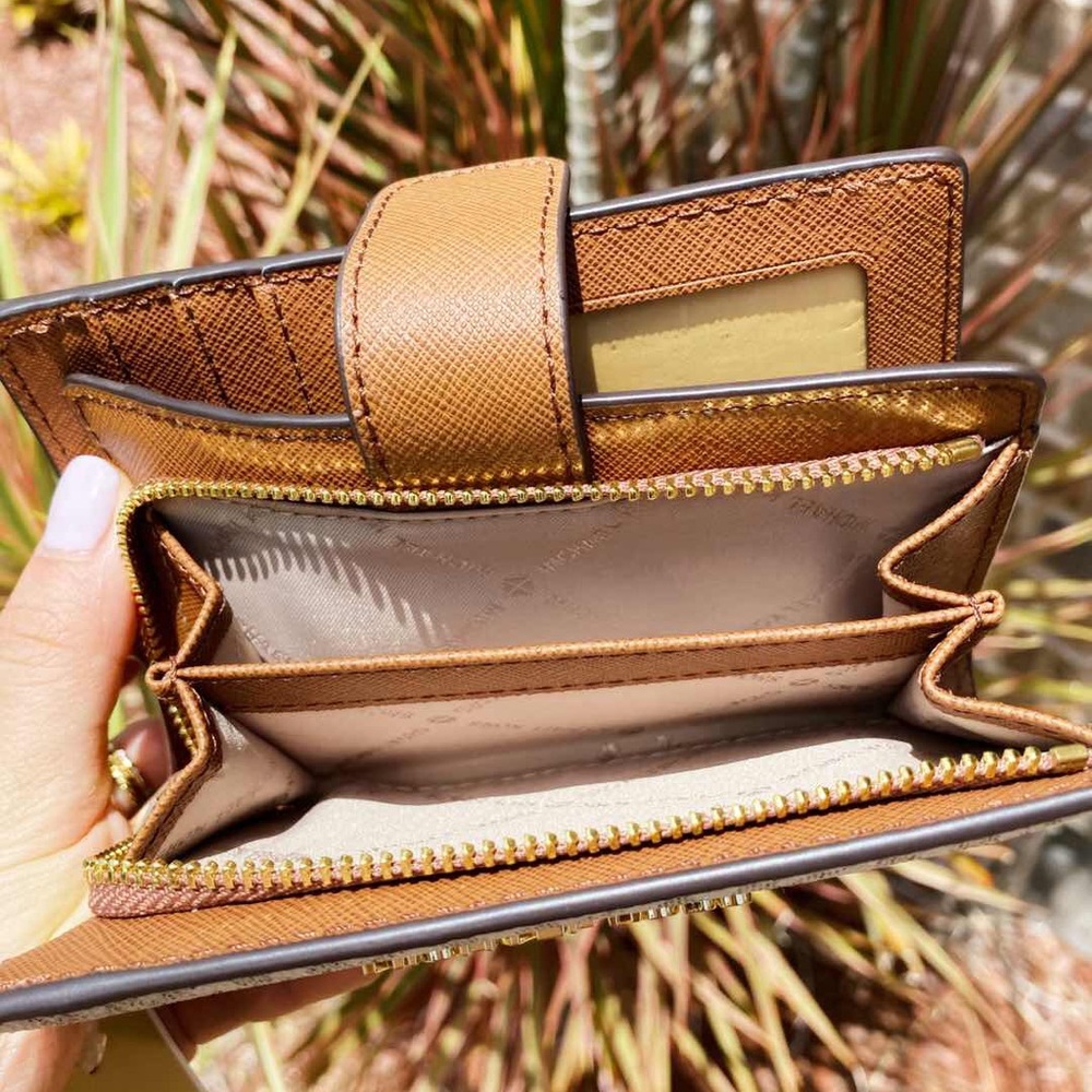 Gaby’sBags👜👛-NWT Michael Kors Bifold Wallet - Picture 6 of 8
